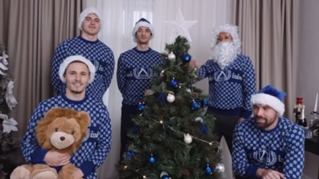 Снимка: Забавно с Левски: Цунами е Дядо Коледа, а Светльо Вуцов - елха (ВИДЕО)