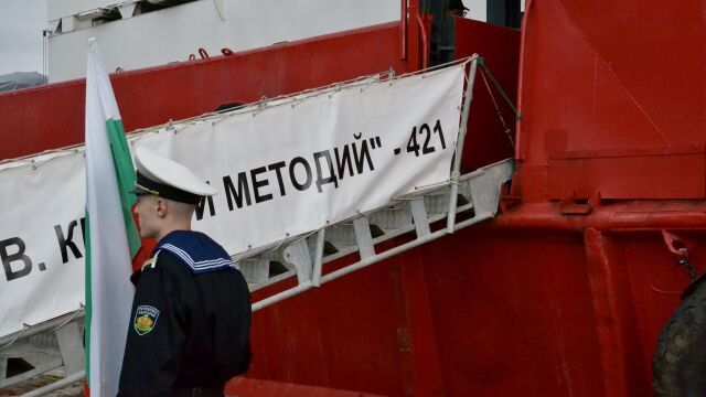 Снимка: Българският научноизследователски  кораб „Св. св. Кирил и Методий“ достигна остров Ливингстън