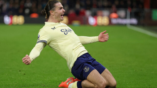 Снимка: Джак Грийлиш загря за Коледа със... стриптийз и шотове 