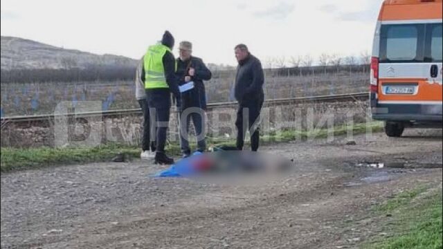 Снимка: Тежък инцидент в Сливен: Влак е блъснал жена и дете 