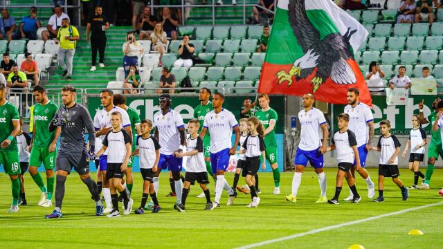 Снимка: Продават футболен шампион само за 32 евро цента 