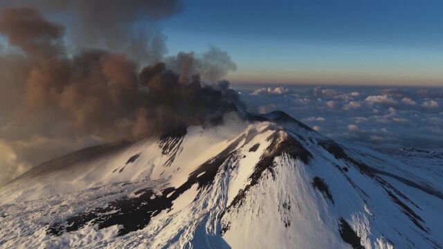 Докато скиори карат по склоновете му: Заснеженият вулкан Етна изригна (ВИДЕО)