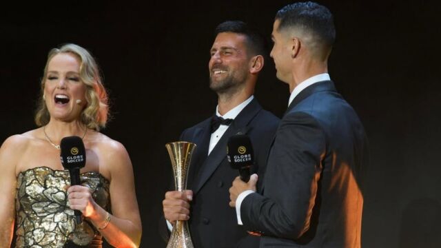Снимка: Каква вечер! Кристиано Роналдо награди Новак Джокович на футболна гала! (ВИДЕО)