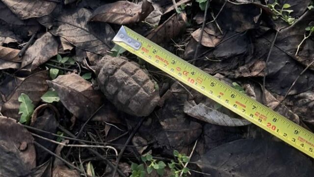 Снимка: Унищожиха невзривена ръчна граната, открита на стадиона в Плевен