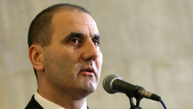Снимка: Цветан Цветанов връчва сертификати на млади доброволци