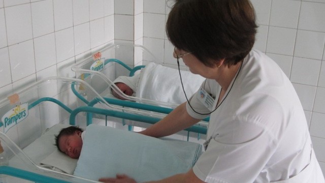 Снимка: Варненка роди петата си рожба у дома 