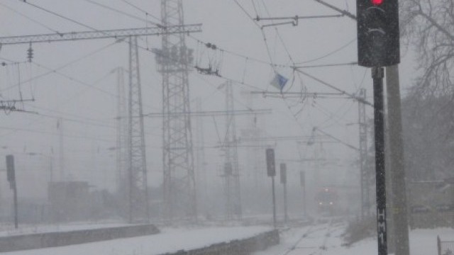 Снимка: 30-40 минути закъснение на влаковете, десетки автобусни курсове бяха отменени