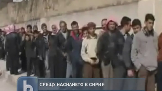 Снимка: Километрични опашки за хранителни помощи в Сирия