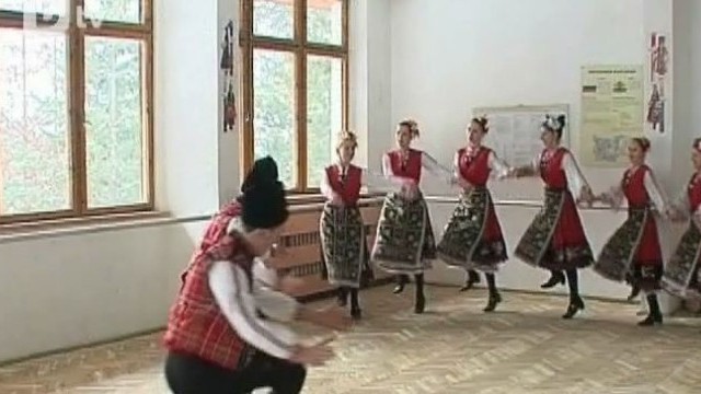 Снимка: Учениците в Широка лъка с изпокъсани носии