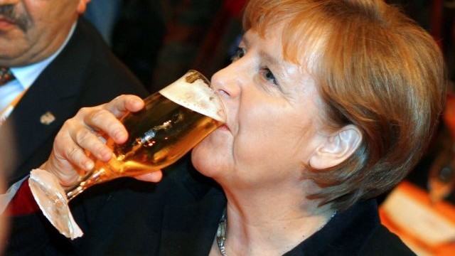 Снимка: Сервитьор заля Ангела Меркел с бира
