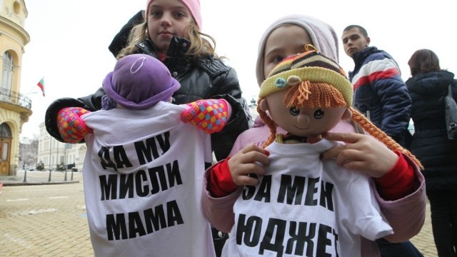 Снимка: 15 на сто от домакинствата в България са самотни родители