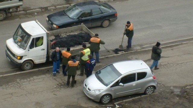 Снимка: Една дупка, две лопати, девет души...