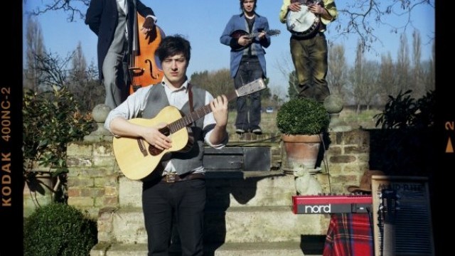 Снимка: Mumford and Sons оглавиха чарта за албуми в САЩ