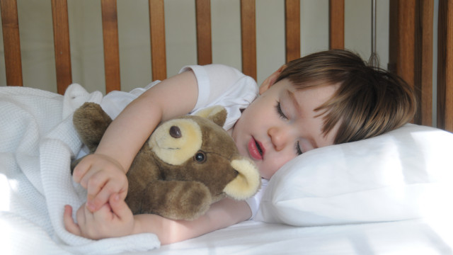 Снимка: Спокоен сън на децата по празниците: 9 експертни съвета за родители