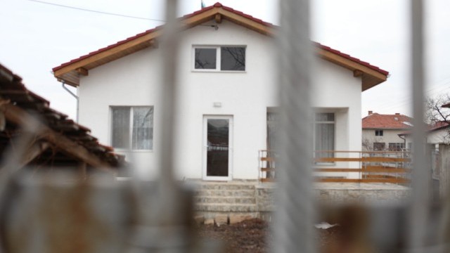 Снимка: Село Бисер разединено – 34 семейства с нови къщи, за 21 няма пари