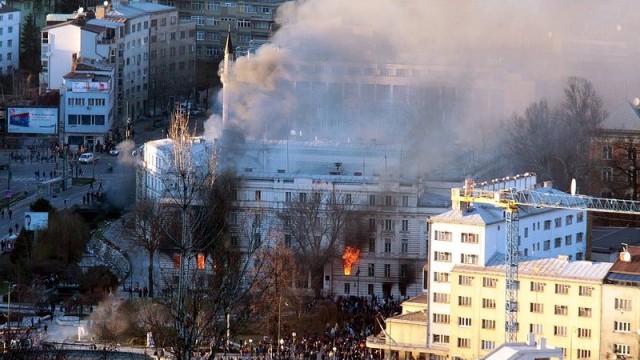 Снимка: Протестиращи запалиха сградата на президентството в Сараево