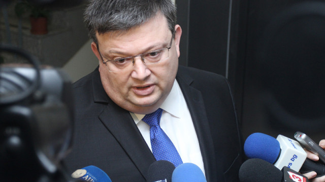 Снимка: Цацаров разпореди проверки за всички разрешителни за оръжия