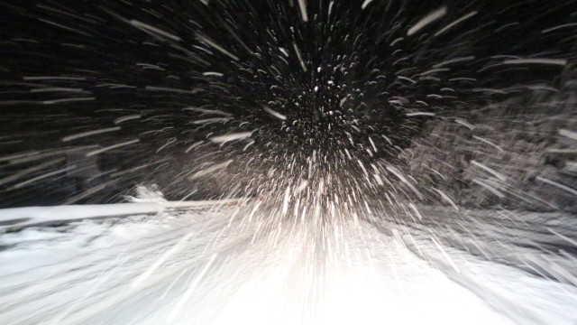 Снимка: Обилен снеговалеж затвори участъци от „Тракия“ и пътища в Бургаско