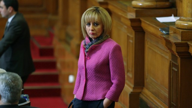 Снимка: Манолова не чула важните отговори от ресорните министри след снега