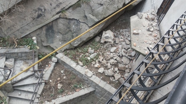 Снимка: Пожарникари разчистват срутена стена в стария град в Пловдив