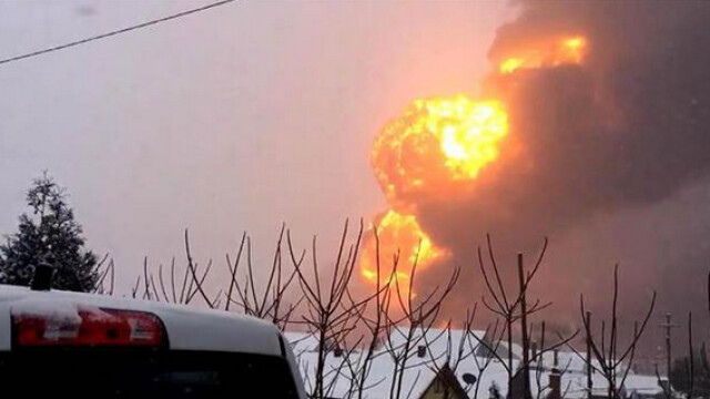 Пожарникари продължават да се борят с големия пожар предизвикан от