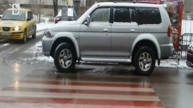 Снимка: 4 институции си прехвърлят сигнал за джип със стикер на НСО, паркирал на пешеходна пътека