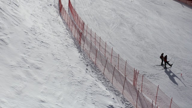 Снимка: Мъж с моторна шейна блъсна дете на пистата в Банско и избяга