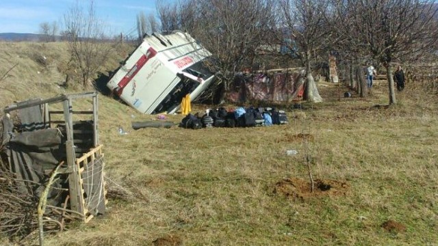 Снимка: В Македония: Автобус с наши учители се преобърна, двама са с тежки счупвания