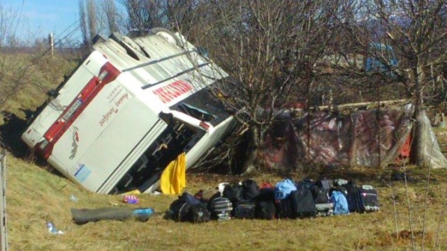 Снимка: Повреда или шофьорска грешка обърнала автобуса с учители в Македония