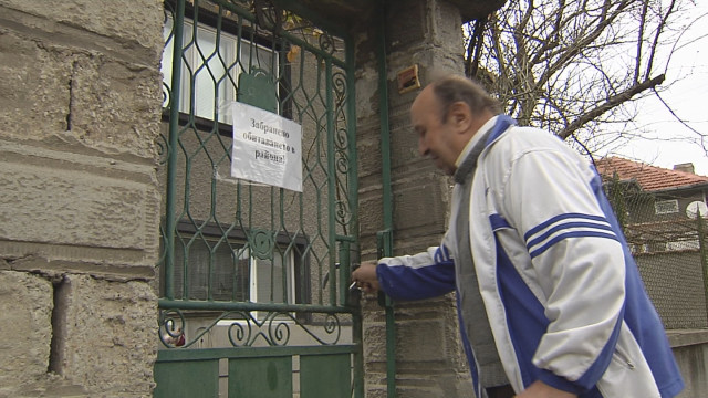 Снимка: Падащите скали в Провадия прогониха възрастно семейство от дома му