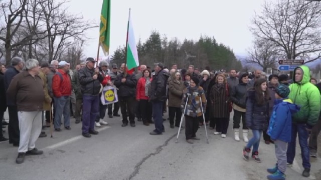 Снимка: Продължават протестите в Берковица в защита на болницата