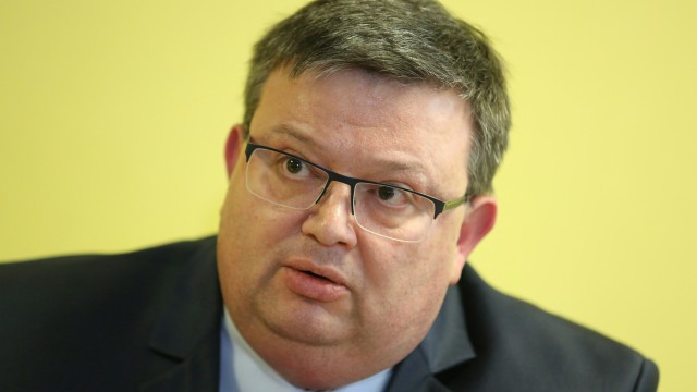 Снимка: Сотир Цацаров иска забрана на бурките и по-силни 