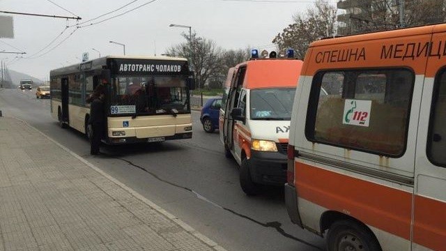 Снимка: Кондуктор на автобус спаси живота на шофьора и пътниците