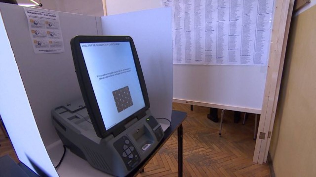 Снимка: Кабинетът ще даде пари за машините за гласуване, но няма достатъчно устройства (ОБЗОР)