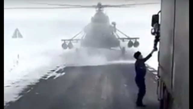Снимка: Пилот на хеликоптер кацна на магистрала, за да попита за пътя