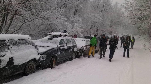 Снимка: Заради снега: Верижни катастрофи на път за хижа „Алеко”, има пострадали (СНИМКИ)