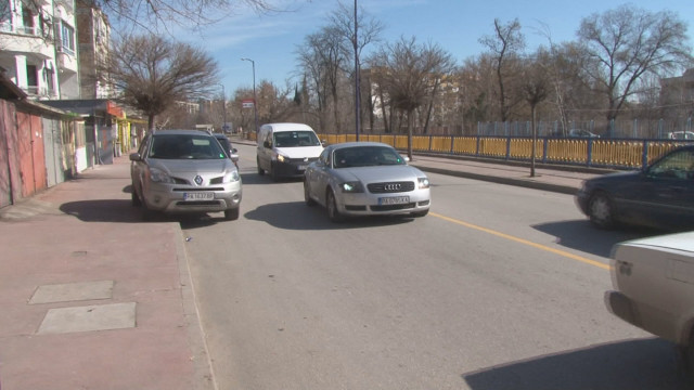 Снимка: Кола помете жена на тротоар в Пазарджик
