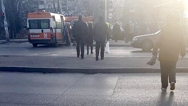 Снимка: Шофьор блъсна майка с две деца на пешеходна пътека в София