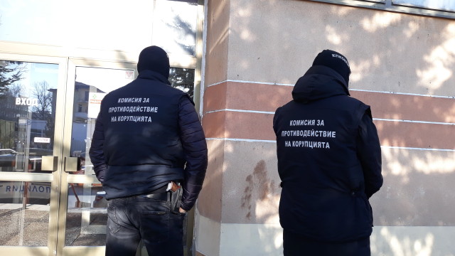 Снимка: Спецакция блокира сградата на общината в Септември