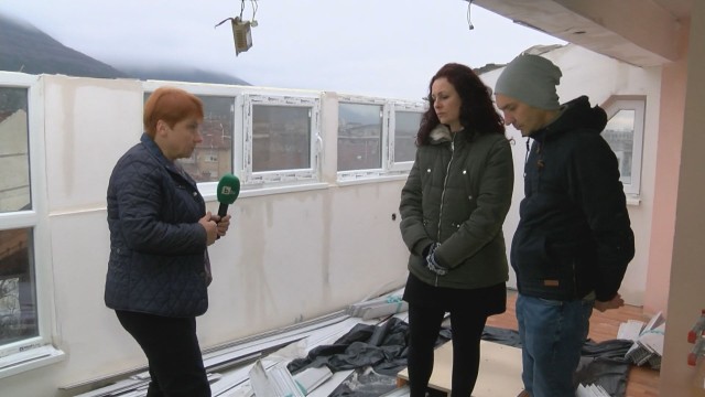 Снимка: Ураганният вятър във Враца остави апартаменти без покрив