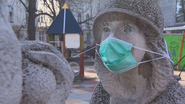 Снимка: Скулптури в София осъмнаха с маски на лицата