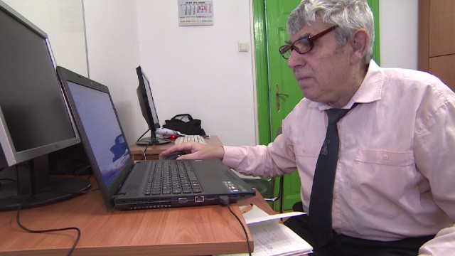 Снимка: Доброволци учат възрастни хора да сърфират в интернет