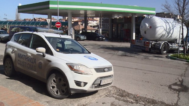 Снимка: Втори ден проверяват цистерна с газ на бензиностанция в Хасково