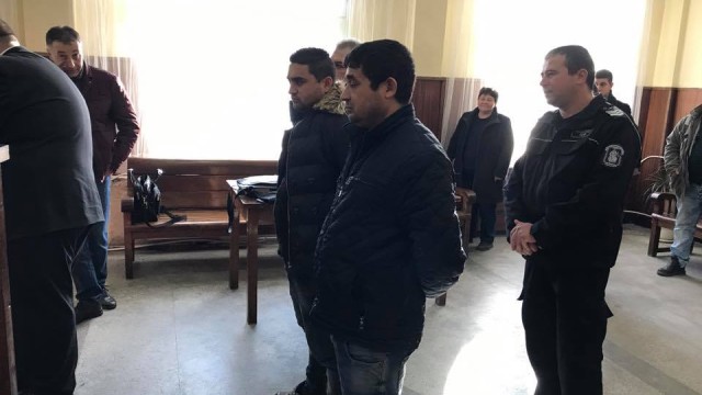Снимка: Само един от задържаните за побой над полицаи в Ихтиман остава в ареста 