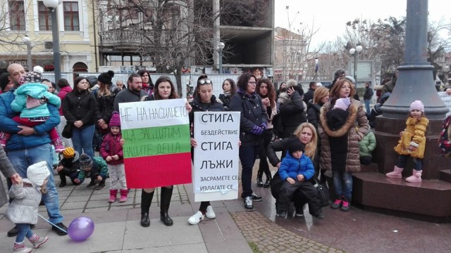 Снимка: Бургаски родители на протест срещу насилието в детските градини
