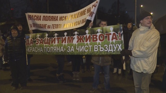 Снимка: Жители на „Красна поляна“ отново протестираха срещу „Виетнамски общежития