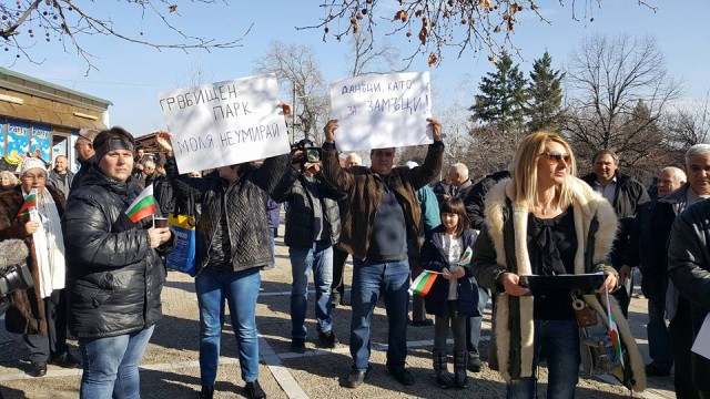 Снимка: Жители на Перущица протестират срещу скока на такса „Смет“