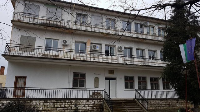 Снимка: 17-годишно момче от социален комплекс в Роман падна от третия етаж