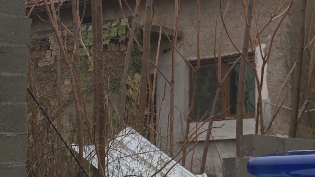 Снимка: Втори оглед търси боен арсенал в дома на бившия легионер в Орешник