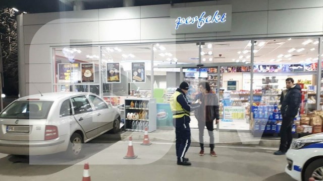 Снимка: Кола паркира в бензиностанция в Благоевград